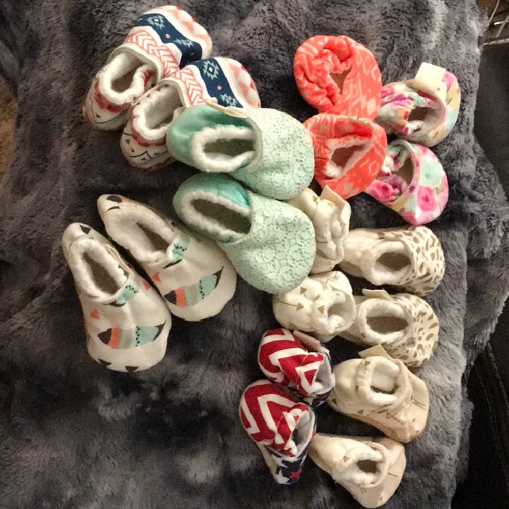 Boutique baby shoes lot Fawn Hollow Designs with LOTS of patterns. Size 2/3